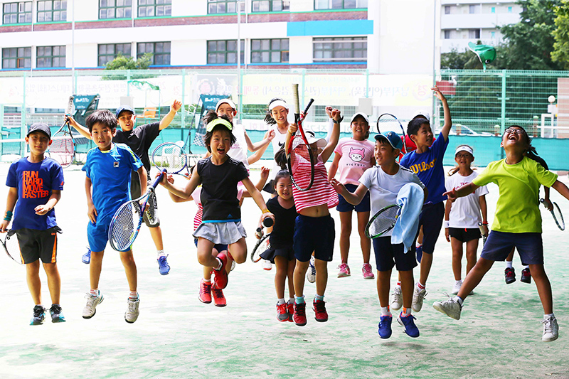 [연중기획]1백만 테니스인 양성 프로젝트 2 - 코트에 메아리 치는 아이들의 웃음소리 기사 이미지