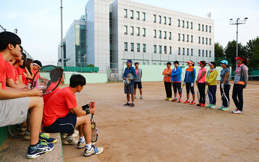비트로팀이 인하대 테니스동아리 회원들에게 재능기부를 하고 있다.