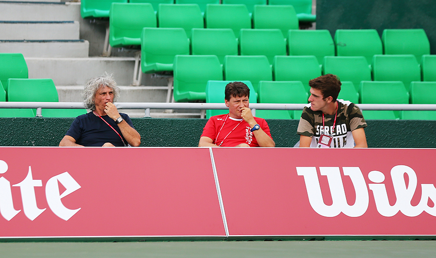 카밀라 조르지의 아버지이자 코치인 세르지오와 팀. 1세트, 조르지가 자신의 서브게임을 브레이크 당하자 심각하게 바라보며 논의하고 있다.