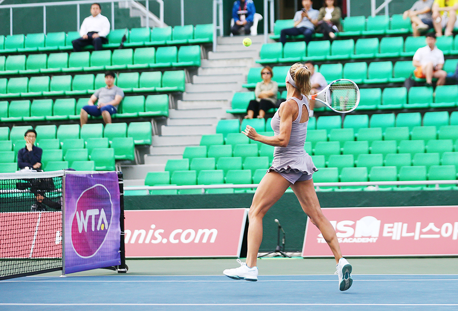 조르지는 한나래의 볼이 짧아지자 네트로 대시해서 스윙발리를 했다.