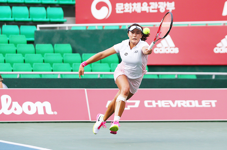 한나래가 조르지의 샷을 받아내고 있다.