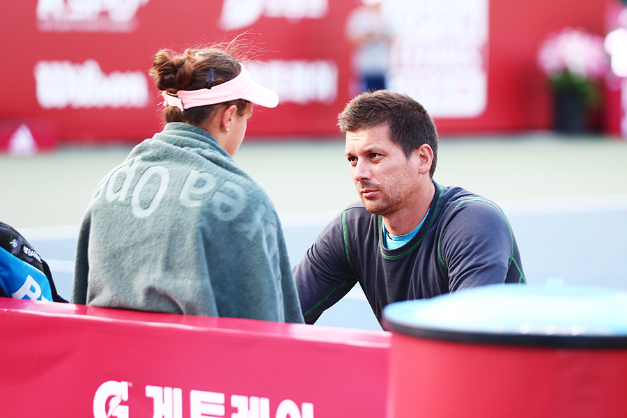 1세트가 끝난 후 세페로바의 코치가 코트로 들어와 세페로바와 이야기를 나누고 있다.