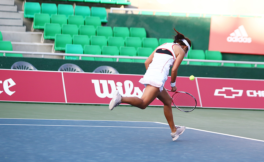 세페로바가 이소라가 받은 볼을 다시 넘겼으나 이소라가 볼을 따라가지 못하고 있다.