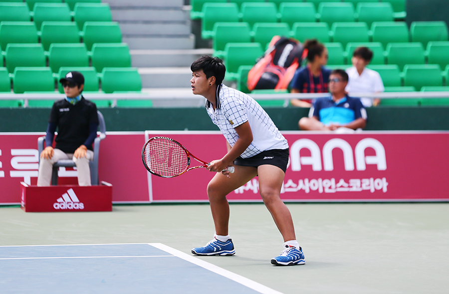 예선을 통과하여 본선에 오른 룩시카 쿰쿰(태국)의 코치가 건너편에서 쿰쿰의 경기를 지켜보고 있다.