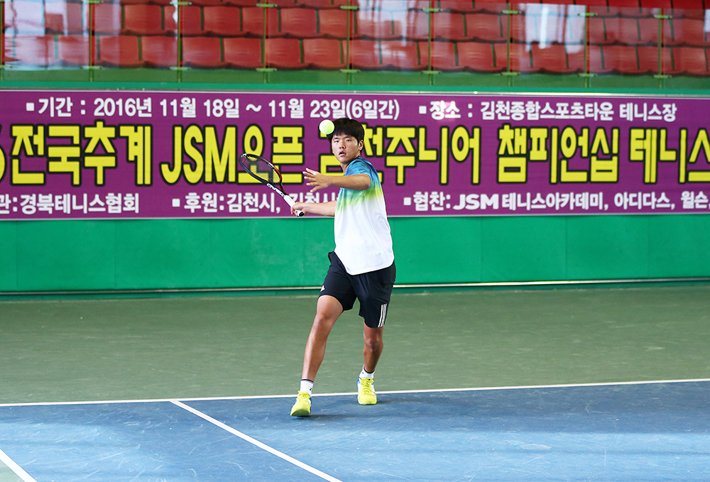 17세부 우승자인 선수가 샷을 날리고 있다