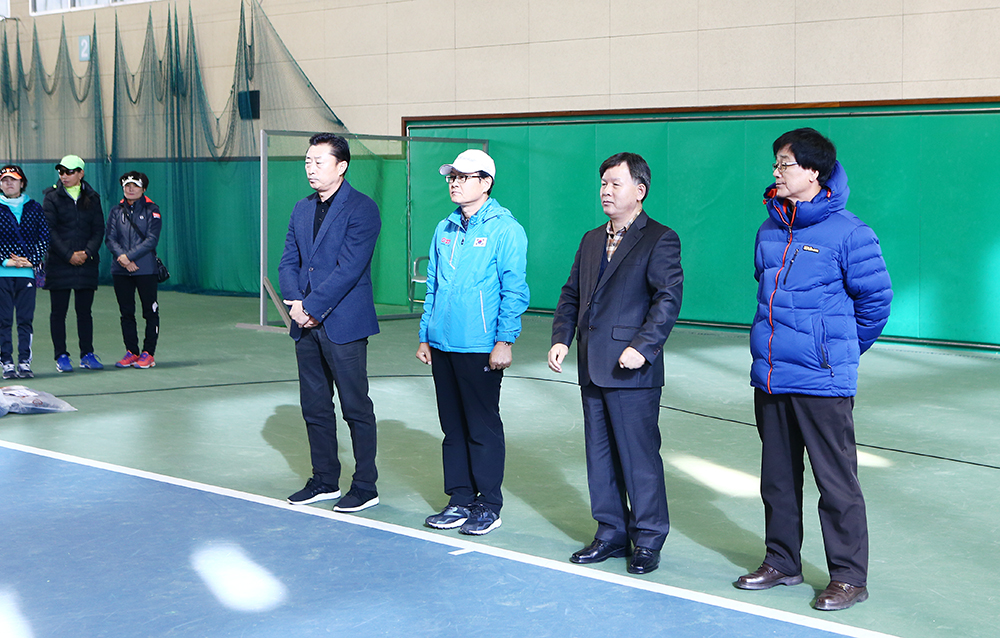 좌로부터 이진수 TD, 김인술 경북 테니스협회장, 김천시 스포츠산업과 최주섭 과장, 경북테니스협회 사무묵장 배상호