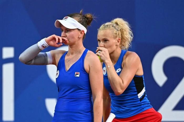 크레이치코바와 시니어코바가 복식을 뛰고 있다