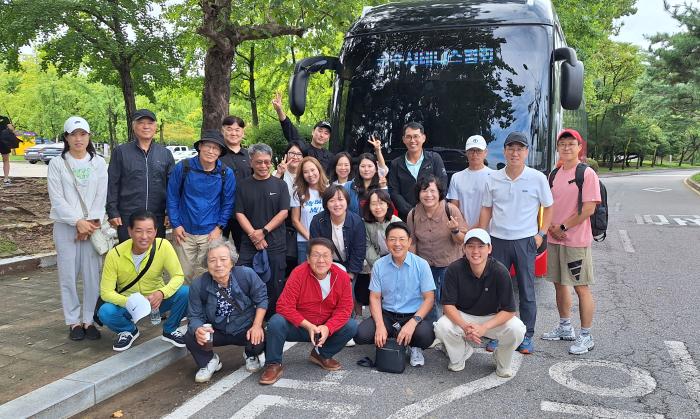 공주시 테니스협회가 앞장서 공주시의 테니스인들이 관광버스로 코리아오픈 단체관람을 했다