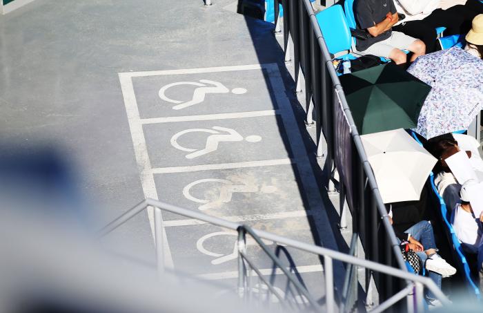 휠체어석 앞에 광고 현수막이 가록막고 있다