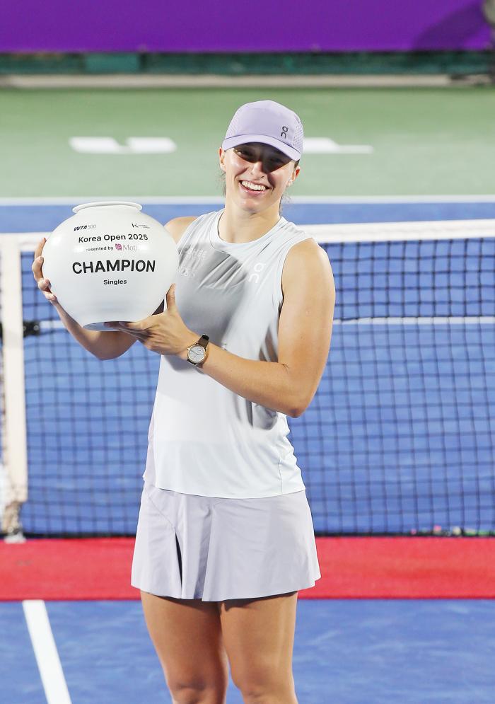 코리아오픈 첫 출전에 챔피언이 된 이가 시비옹테크가 백자 트로피를 들고 환하게 웃고 있다 