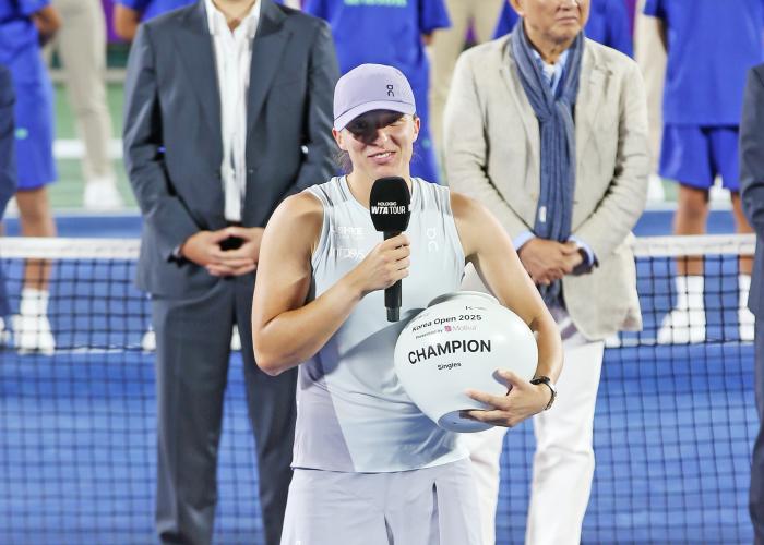 시비옹테크가 시상식에서 소감을 말하고 있다 시비옹테크는 한국말로 