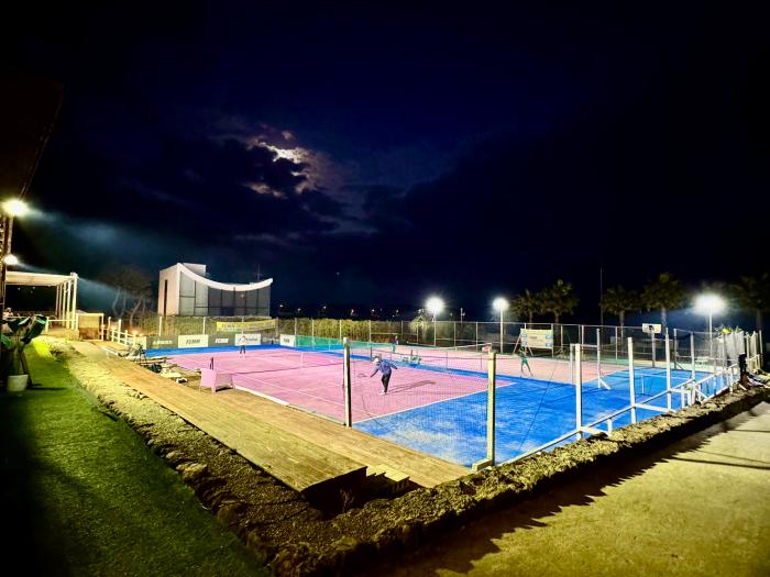 남블던 아카데미는 2면의 인조잔디 코트를 보유하고 있다