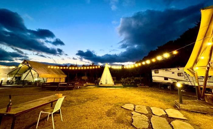 소울 빌리지 남블던 아카데미 글램핑장의 야경