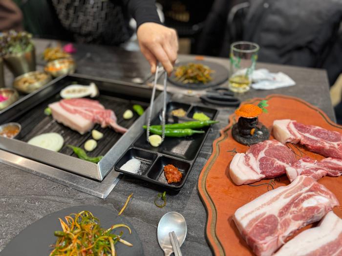 소울 빌리지에는 테니스 코트 베이커리 그리고 고기를 구워 먹을 수 있는 식당이 있다