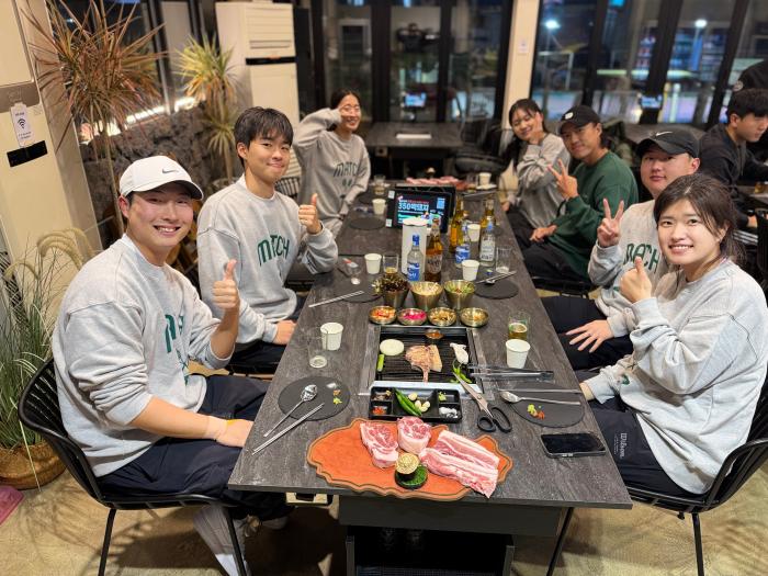 추억을 만들기 위해 제주 남블던 아카데미를 찾은 테니스 동호인들