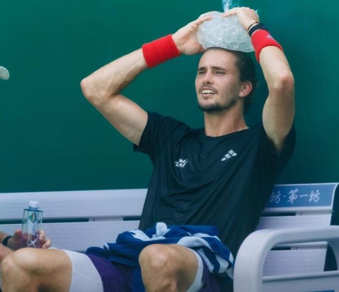 즈베레프가 린더크네흐에게 역전패하며 3라운드 탈락했다 머리에 얼음주머니를 얹은 즈베페프