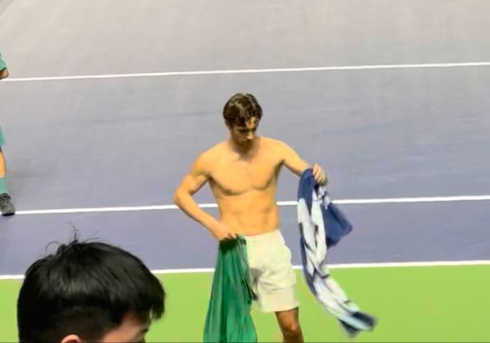 습하고 더운 날씨에 선수들이 흘러덩 옷을 벗어 제낀다 한 게임 하려면 서너벌이 기본이다