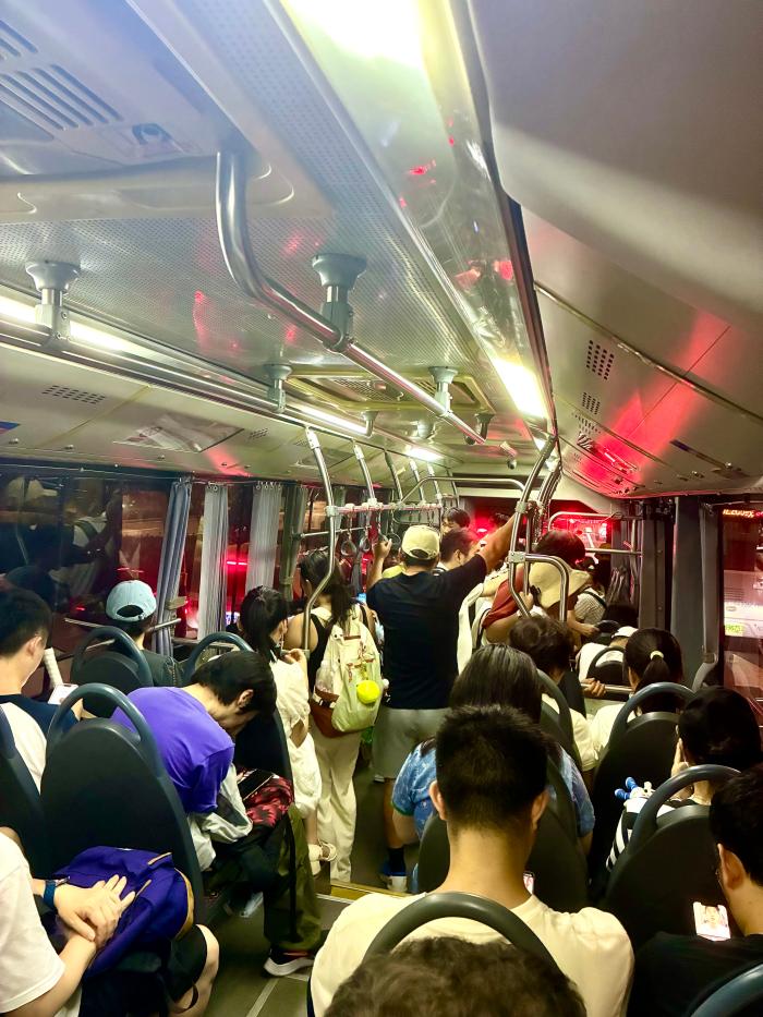 오늘은 치중경기장에서 신장지하철역 셔틀 버스를 탔다 2위안이다 시내 호텔에서 디디나 택시를 타면 80100위안이다 셔틀버스지하철 조합은 2위안  4위안이다 