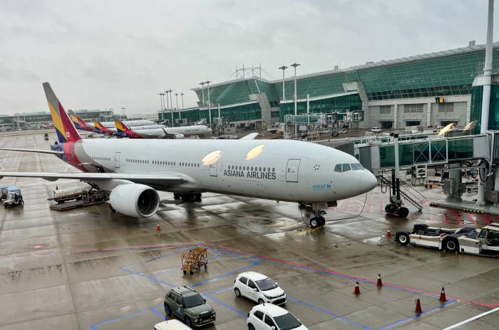 7일 새벽 비가 내렸다 상하이로 우릴 데려다 줄 비행기다