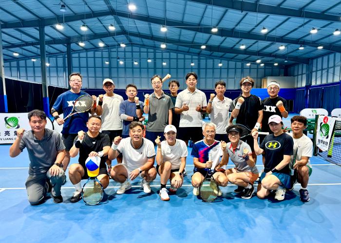 더 테니스 투어단과 EHTC 클럽의 교류전 단체사진