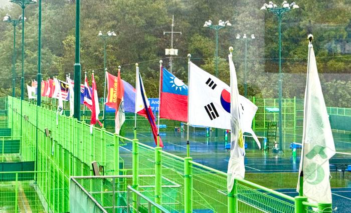 안동 코트에 걸려 있는 참가국 국기들