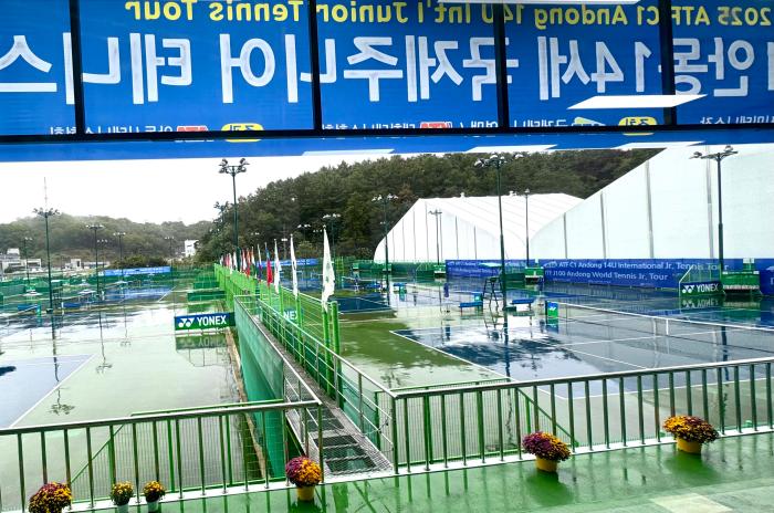 오늘 월요일 비가 내리는 관계로 실내에서 진행되고 있다