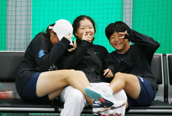 천진난만한 주니어 선수들 동료의 게임을 지켜보다가 