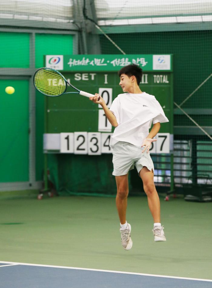 실내 1번코트에서 맹 연습중인 대회 출전 주니어 선수들