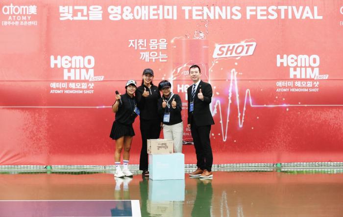 행운권 추첨 당첨자들 시시때때로 행운권 추첨이 진행됐고 32강부터 선물을 줬다