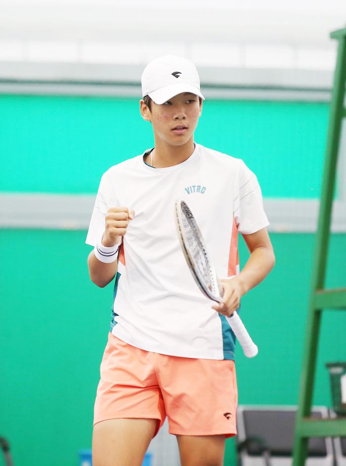 위닝샷을 낸 후 어머니를 바라보고 있는 김시윤 선수