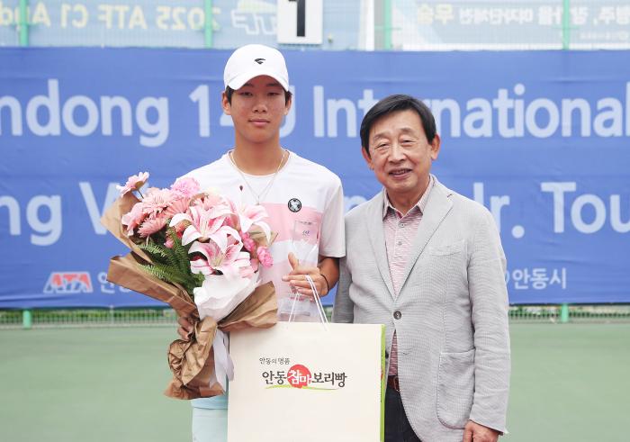 남자 단복식 타이틀을 차지한 김시윤 선수 장호재단의 홍승용 위원장이 시상했다
