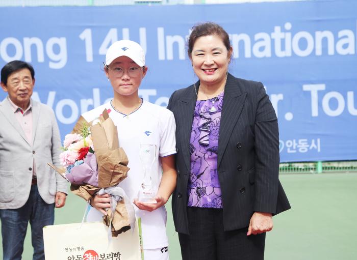 아시아 1위 김서현 선수가 여자 단식 우승을 차지했다 복식은 준우승 했다
