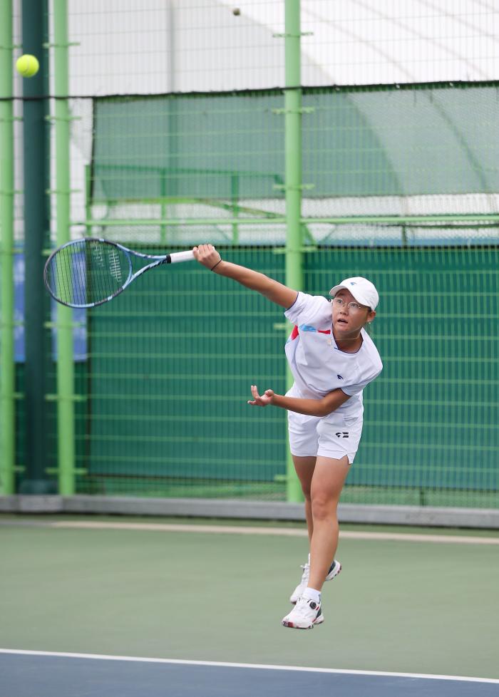 김서현의 서브 임팩트 후 팔로우 스루에서 회내 작용이 되고 있다