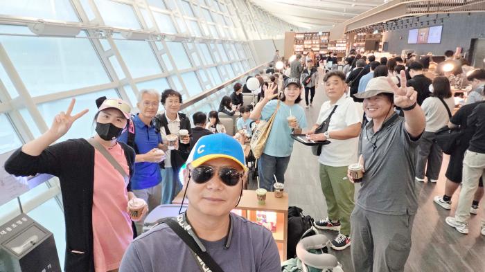 출발하기 전 인천공항 스타벅스에서 커피 한 잔으로 첫 만남이 시작됐다