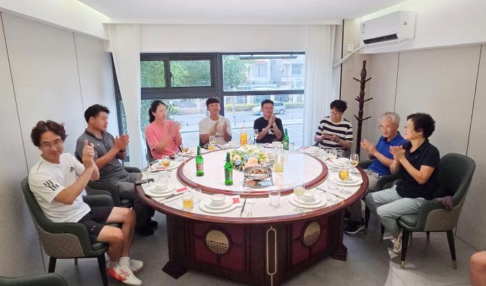 친선 경기가 끝나고 투어단과 EHTC회원들과 저녁 만찬을 했다