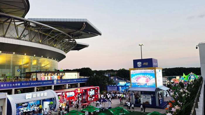 상하이 치중 경기장 여덟 개 꽃잎은 상하이의 상징 꽃인 목련을 본 따 만들었다 