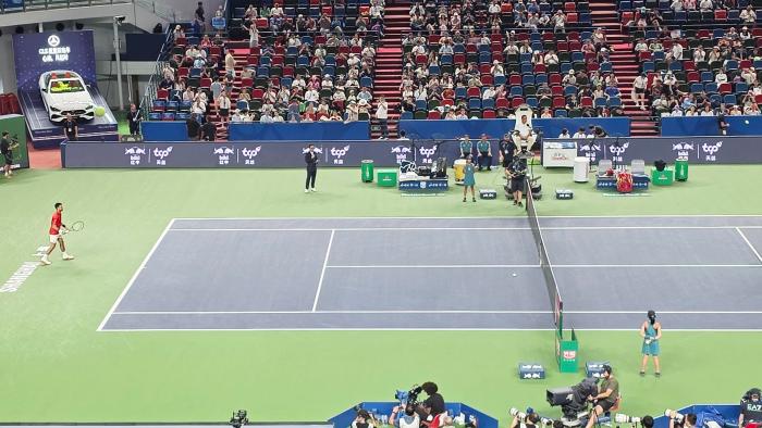 조코비치가 지주 베르흐스와 경기하고 있다 