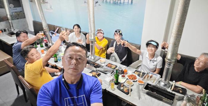 상하이의 마지막 날 양꼬치 집에서 양꼬치와 맥주로 아쉬움을 달랬다