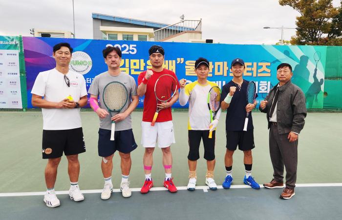 결승 진출 팀 좌로부터 박순욱 회장 이효원김지훈 vs 김대원방현철 김만욱 고문