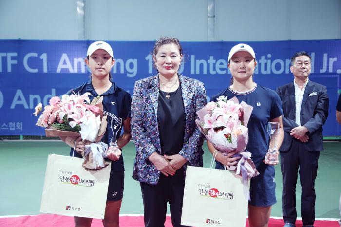 여자 복식 우승 이미나디그니티 아카데미 박예나중앙여중