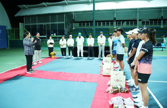 안동시협회 손영자 회장이 선수들에게 선배로서 조언하고 있다