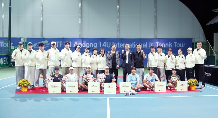 복식 시상식 단체 사진