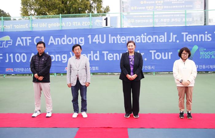 좌로부터 김노준 레프리 장호재단 홍승용 위원장 안동시테니스협회 손영자 회장 신미향 부회장