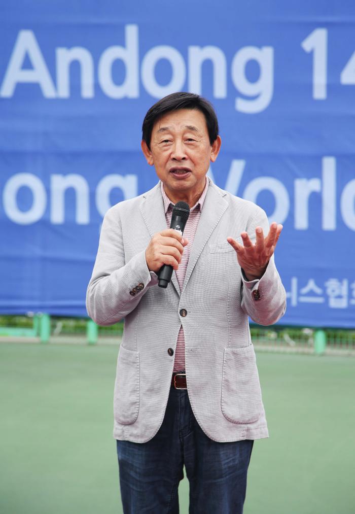 장호재단의 홍승용 위원장이 선수들에게 축사를 하고 있다