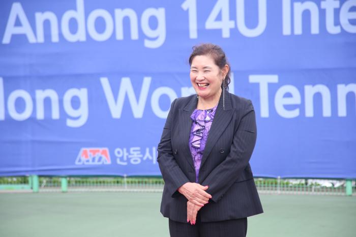 안동시테니스협회 손영자 회장이 입상 선수들을 바라보며 흐뭇하게 웃고 있다