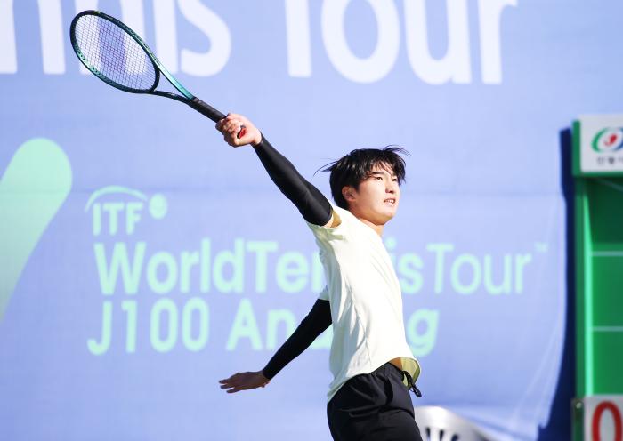 코마다 이토 선수 최근 드문 원핸드 백핸드를 구사한다