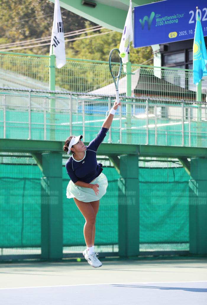 심시연 선수의 서브 왼손잡이의 서브로 파워와 각도를 갖췄다