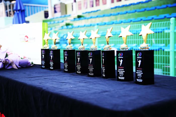 남녀 복식 트로피와 축하 꽃다발