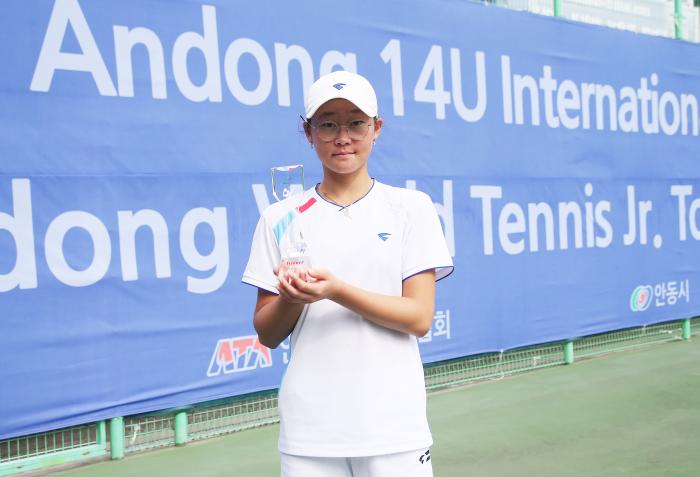 ATF 안동주니어대회에서 단식 우승한 김서현