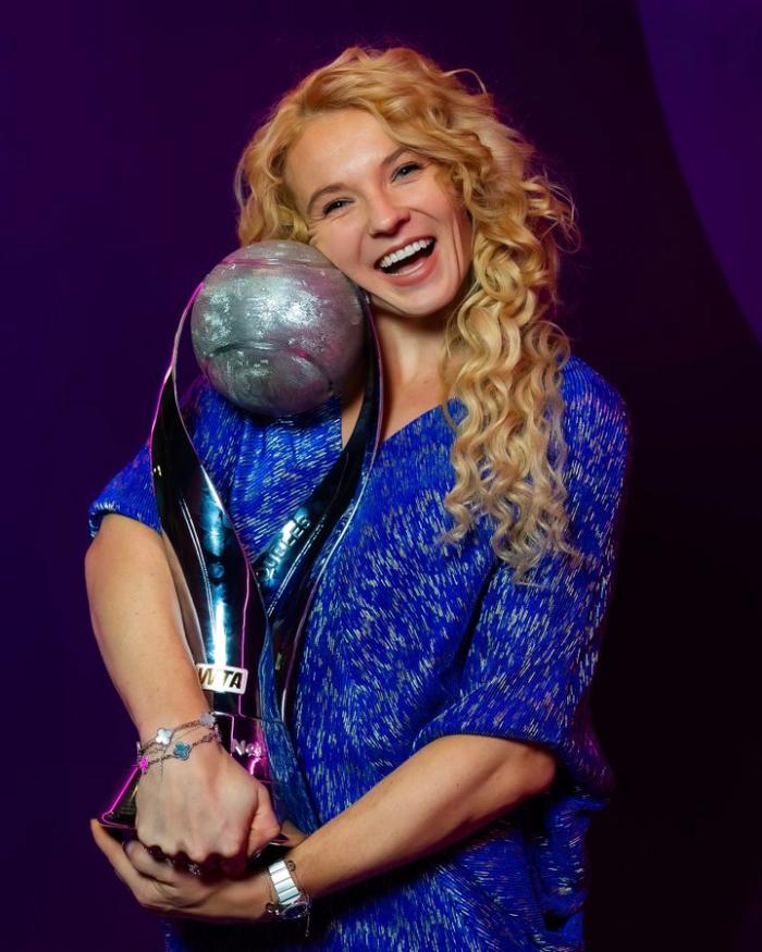 카테리나 시니어코바가 2025시즌 여자복식 연말 랭킹 1위로 확정되며 5회 기록을 세웠다